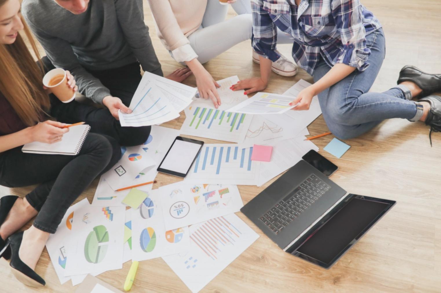 Detaillierte Budgetanalyse mit Diagrammen und Berechnungen auf einem modernen Arbeitsplatz