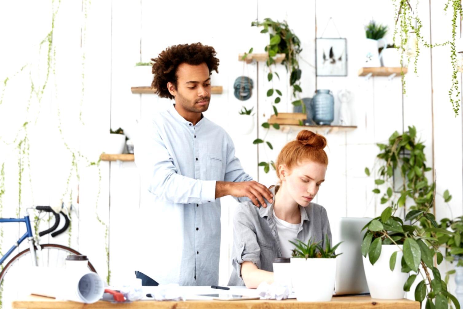 lurevantora-Team bei der praktischen Anwendung und Testung neuer Budgetmanagement-Tools